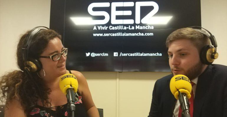 El portavoz del Gobierno regional, Nacho Hernando junto a la presentadora de &#039;A Vivir Castilla-La Mancha&#039;, Sara Cebrián