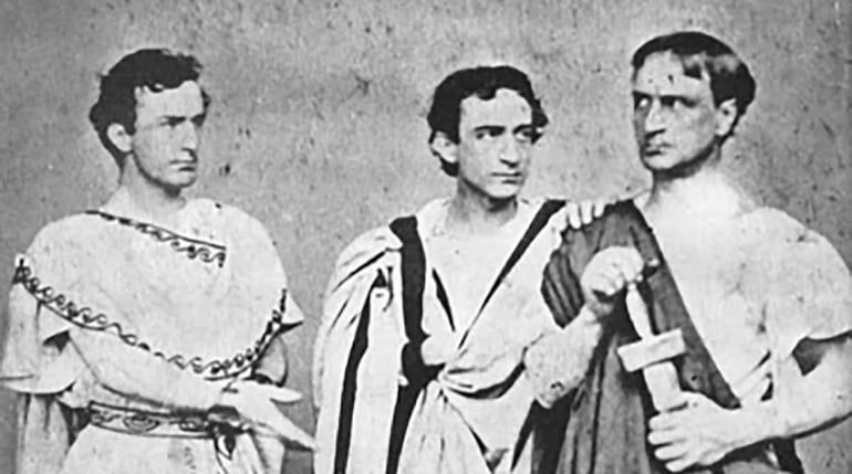 Imagen de la familia Booths. De izquierda a derecha, John Wilkes Booth, Edwin Booth y Junius Booth, Jr. en la representación de &#039;Julius Caesar&#039; de Shakespeare en 1864.