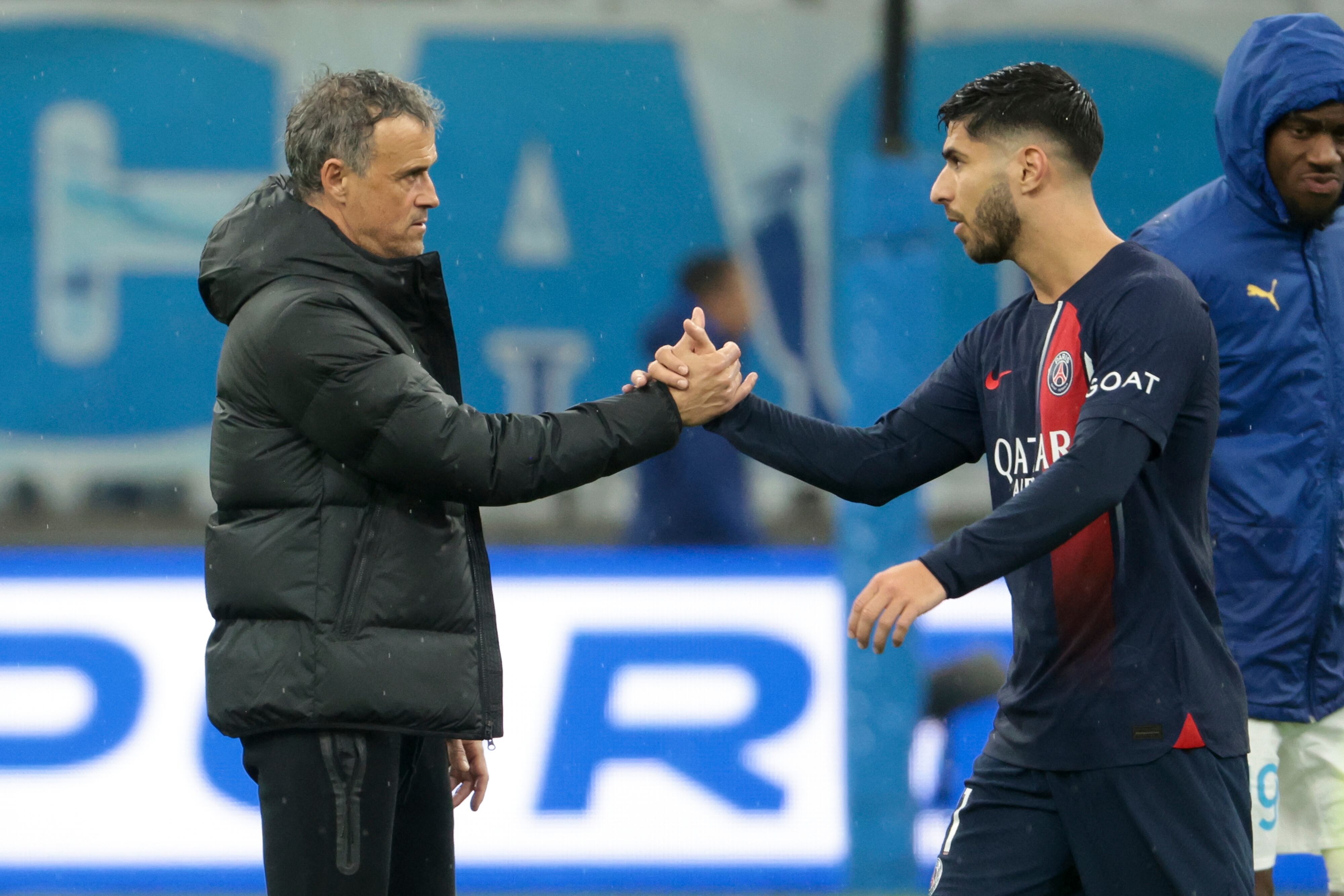 Luis Enrique y Marco Asensio, durante un partido de la Ligue 1 entre PSG y Olympique de Marsella