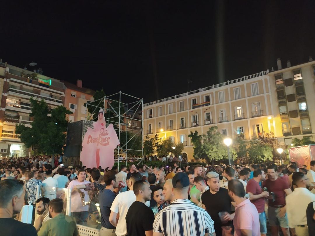 Botelllón en la plaza Pedro Zerolo de Madrid durante las fiestas del Orgullo 2021 