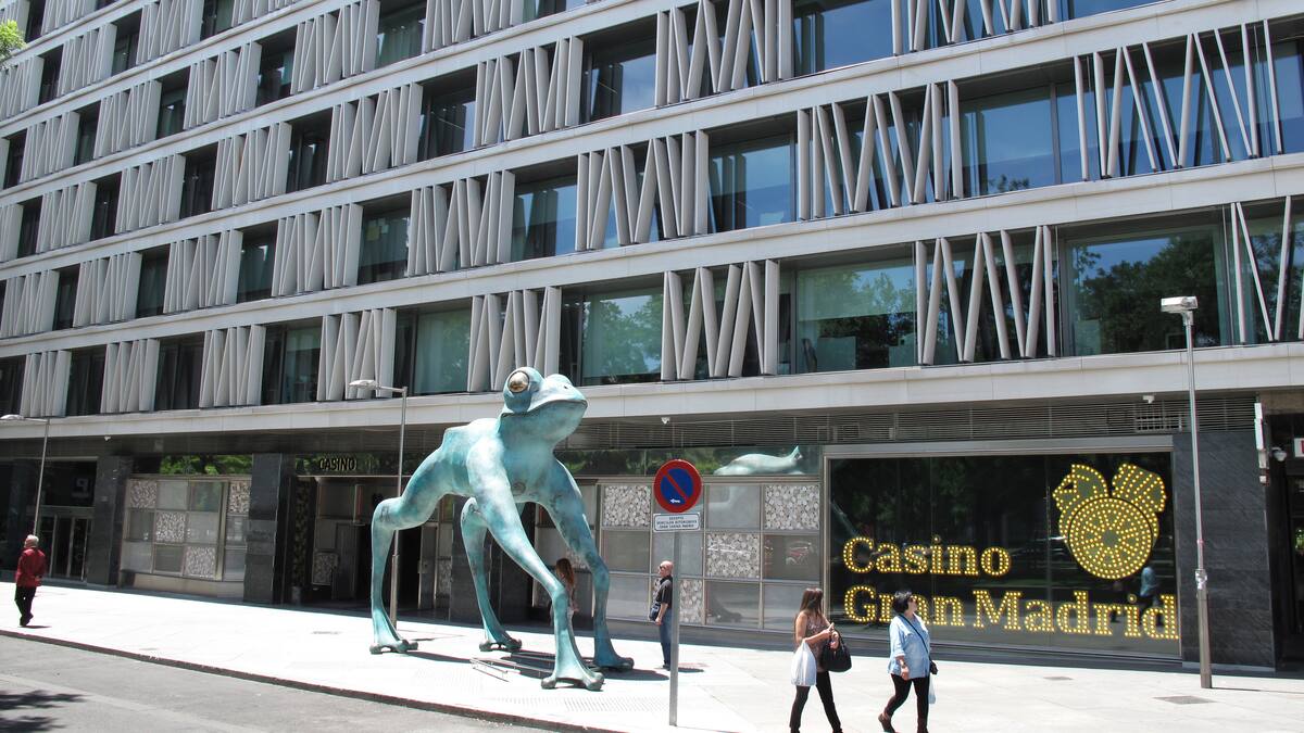 dEmo, artista getafense autor de la rana del Casino Gran Madrid en Colón, apenado por su retirada