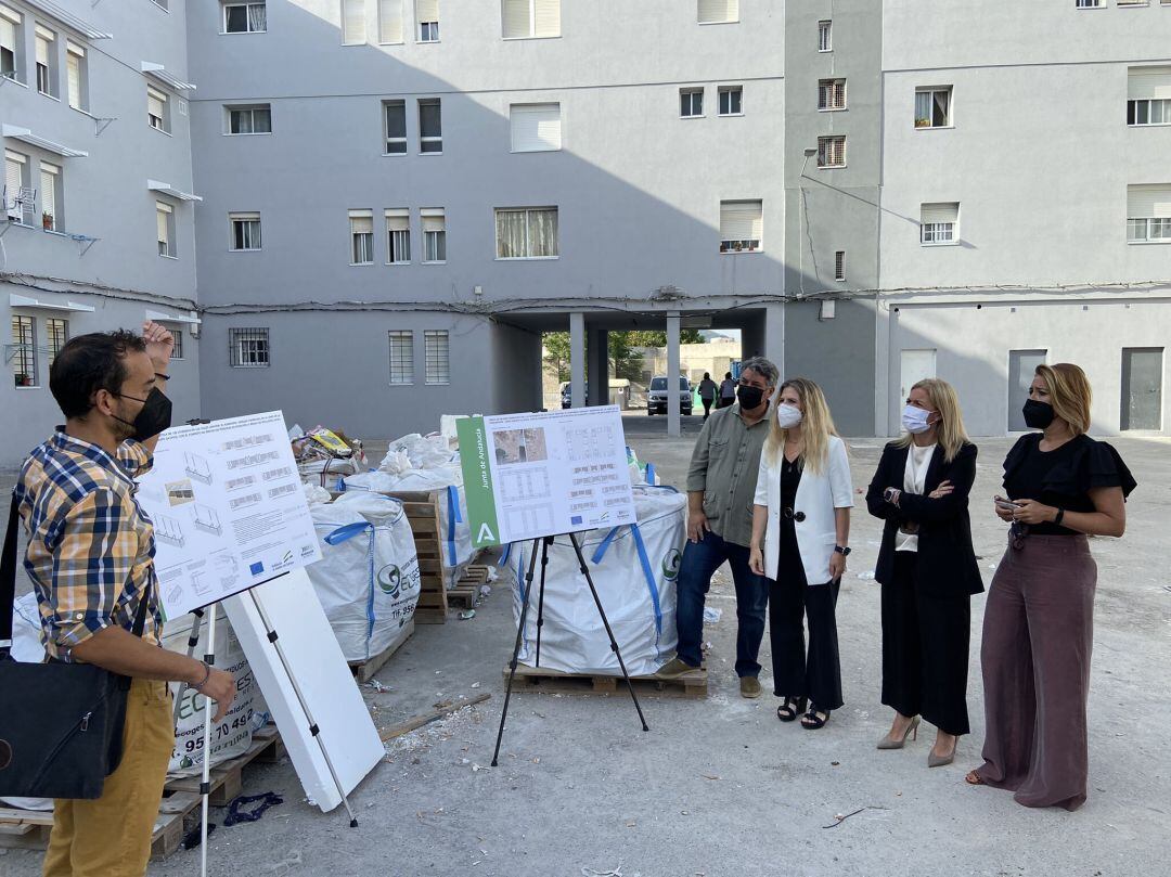 Mestre durante la visita a las obras.
