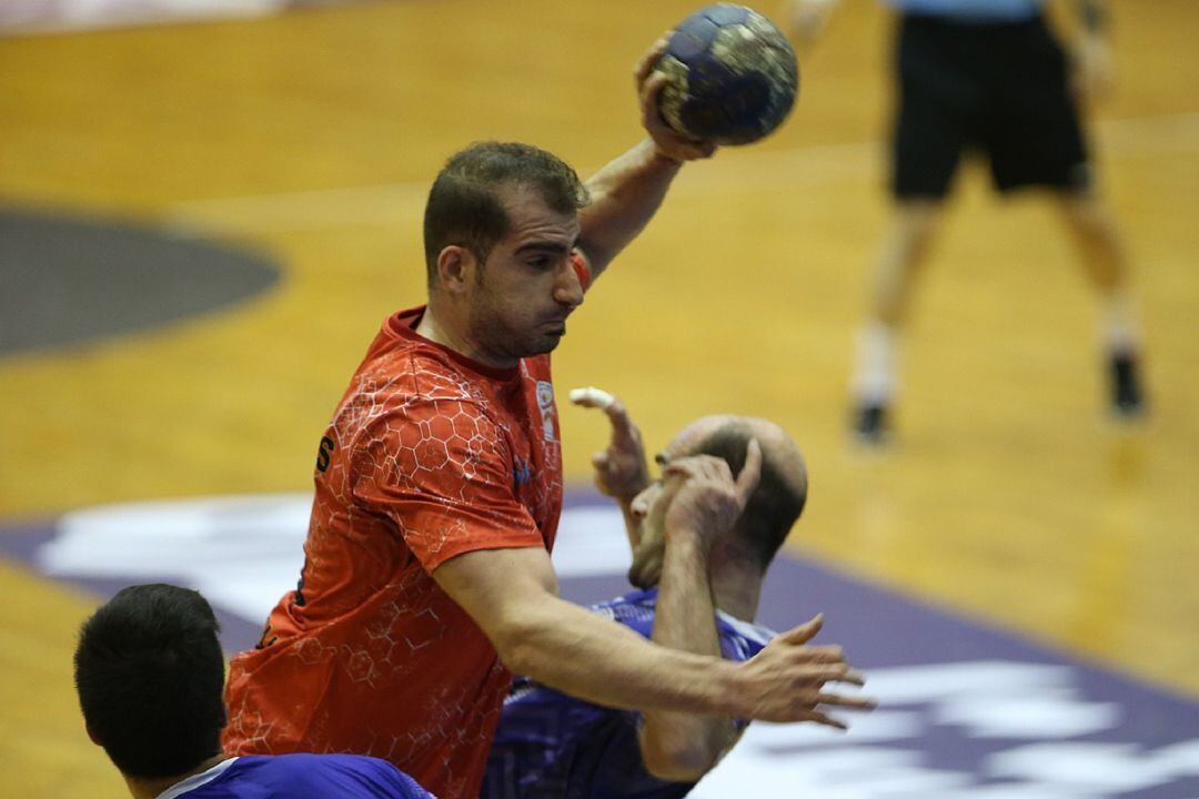 El lateral derecho iraní Behnam Golabi.