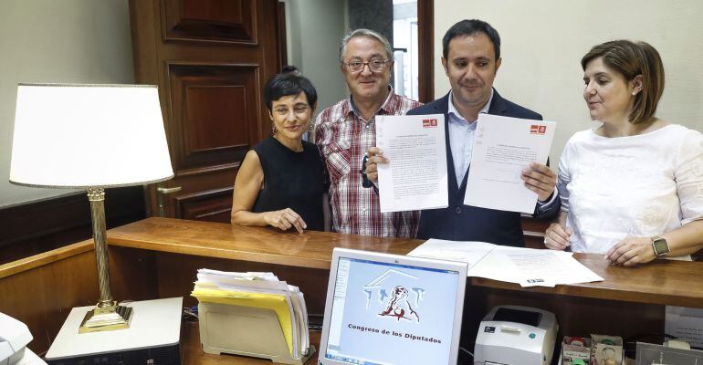 Los diputados socialistas César Ramos ,Pilar Cancela, Rocio Frutos y Ricardo Garcia Mira, en el registro del Congreso donde presentaron la solicitud de creación de una comisión de investigación sobre el accidente ferroviario del Alvia ocurrido en Santiago