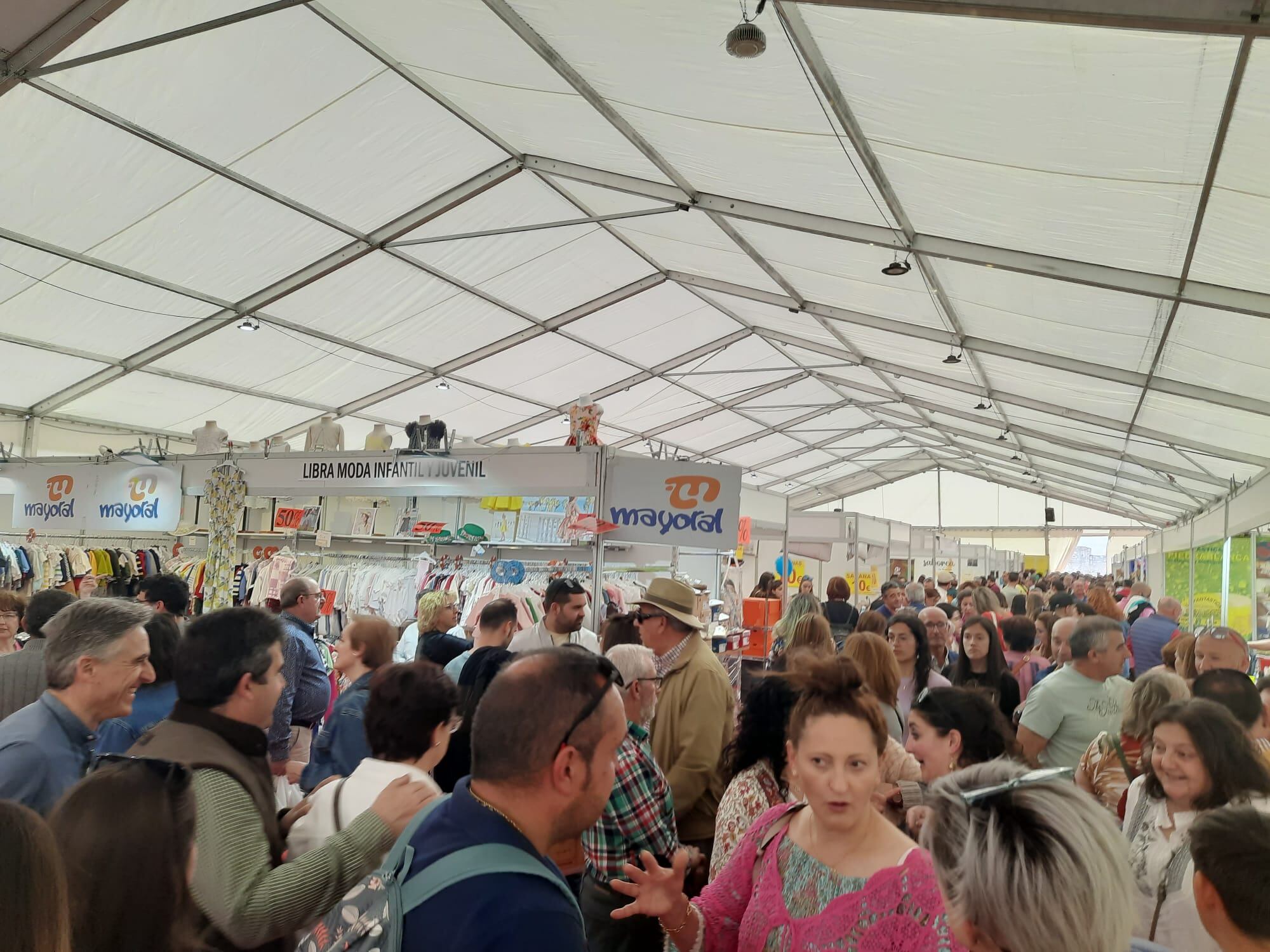 Visitantes en el interior de la carpa instalada en la Feria de Cuéllar 2023