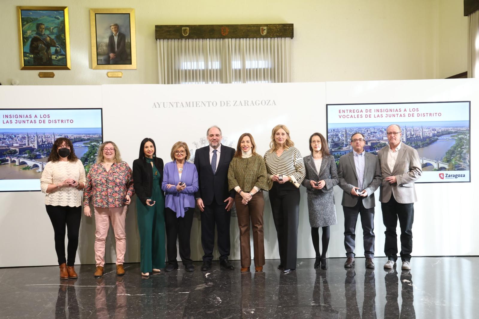 La alcaldesa de Zaragoza, Natalia Chueca, ha presidido este acto en elsalón de recepciones donde ha ensalzado la labor de los vocales por
acercar la gestión del Ayuntamiento a todos los barrios de la ciudad