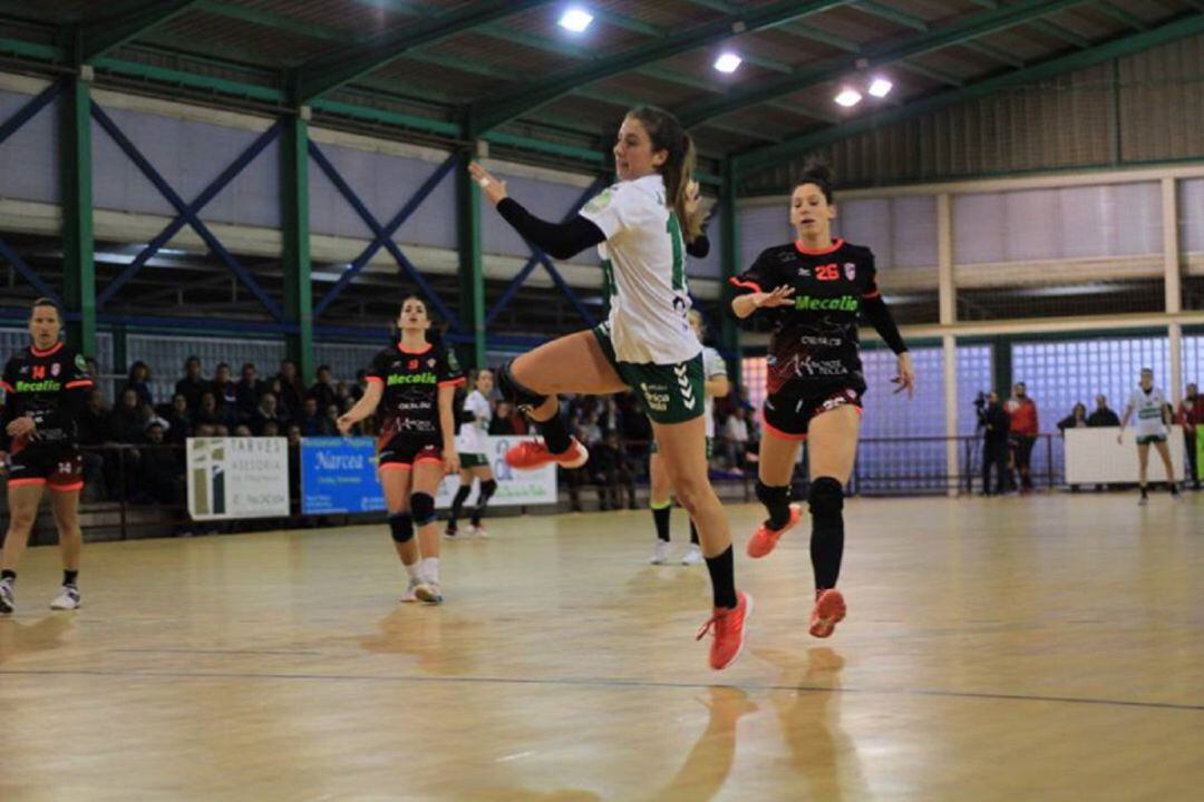 La goleadora del Elche Jenni Gutiérrez en un lanzamiento a portería