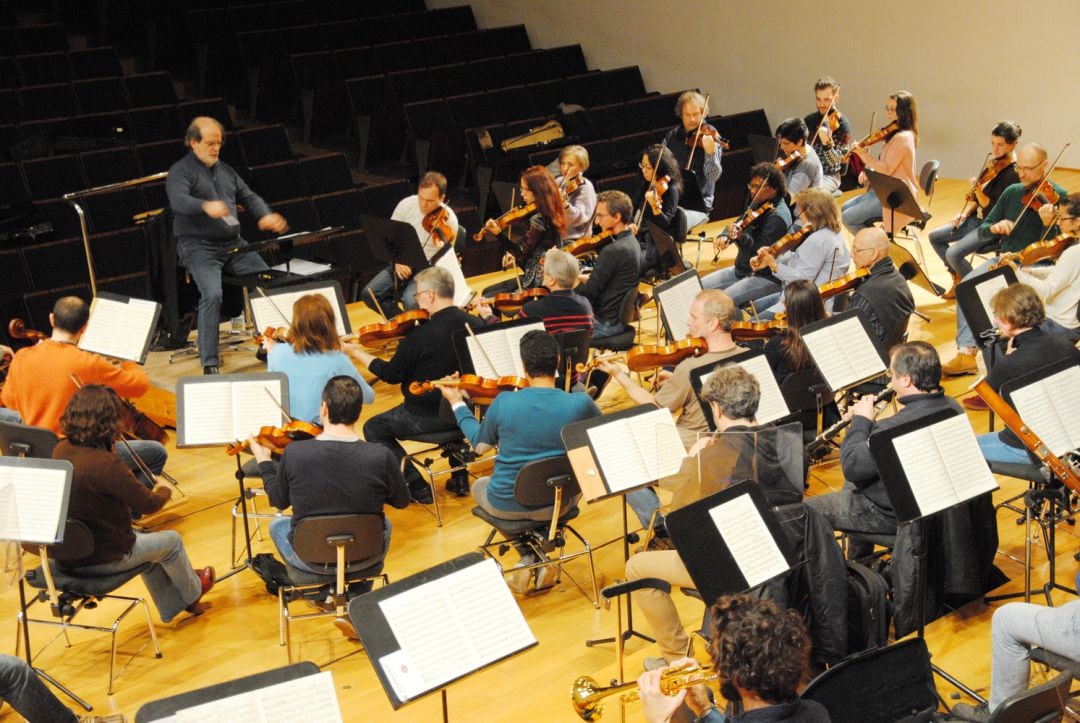 La Orquesta Ciudad de Granada dirigida en uno de sus ensayos por Andrea Marcon