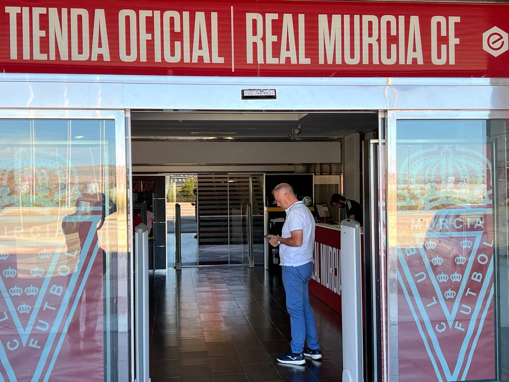 Felipe Moreno en la tienda del Real Murcia en el Estadio Enrique Roca de Murcia