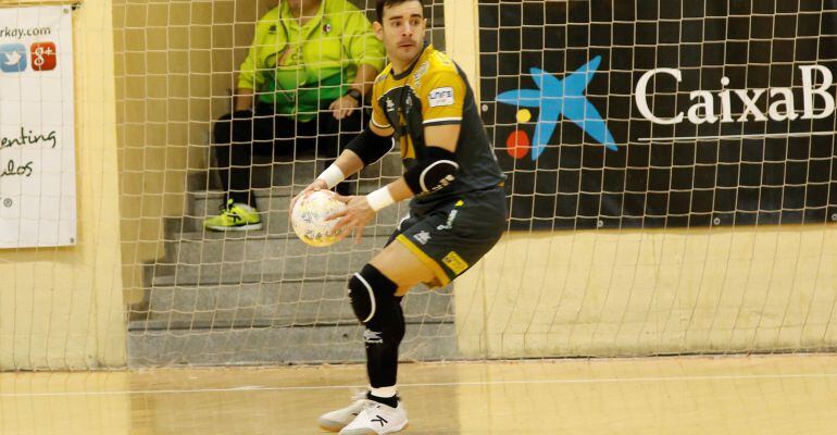 Didac con el balón en la mano durante el partido entre el Jaén Paraíso Interior y Levante.