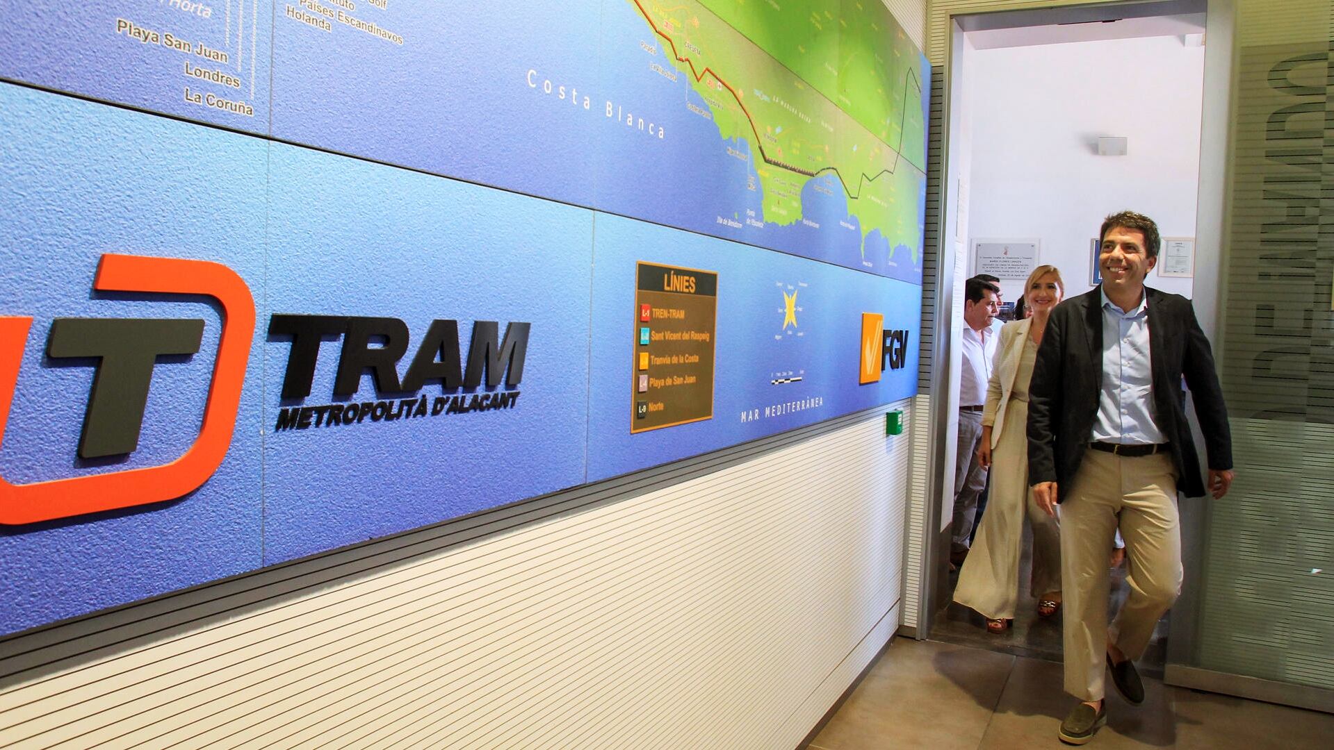 Visita del president Carlos Mazón a las instalaciones de TRAM d'Alacant, en una imagen de archivo. EFE/Morell