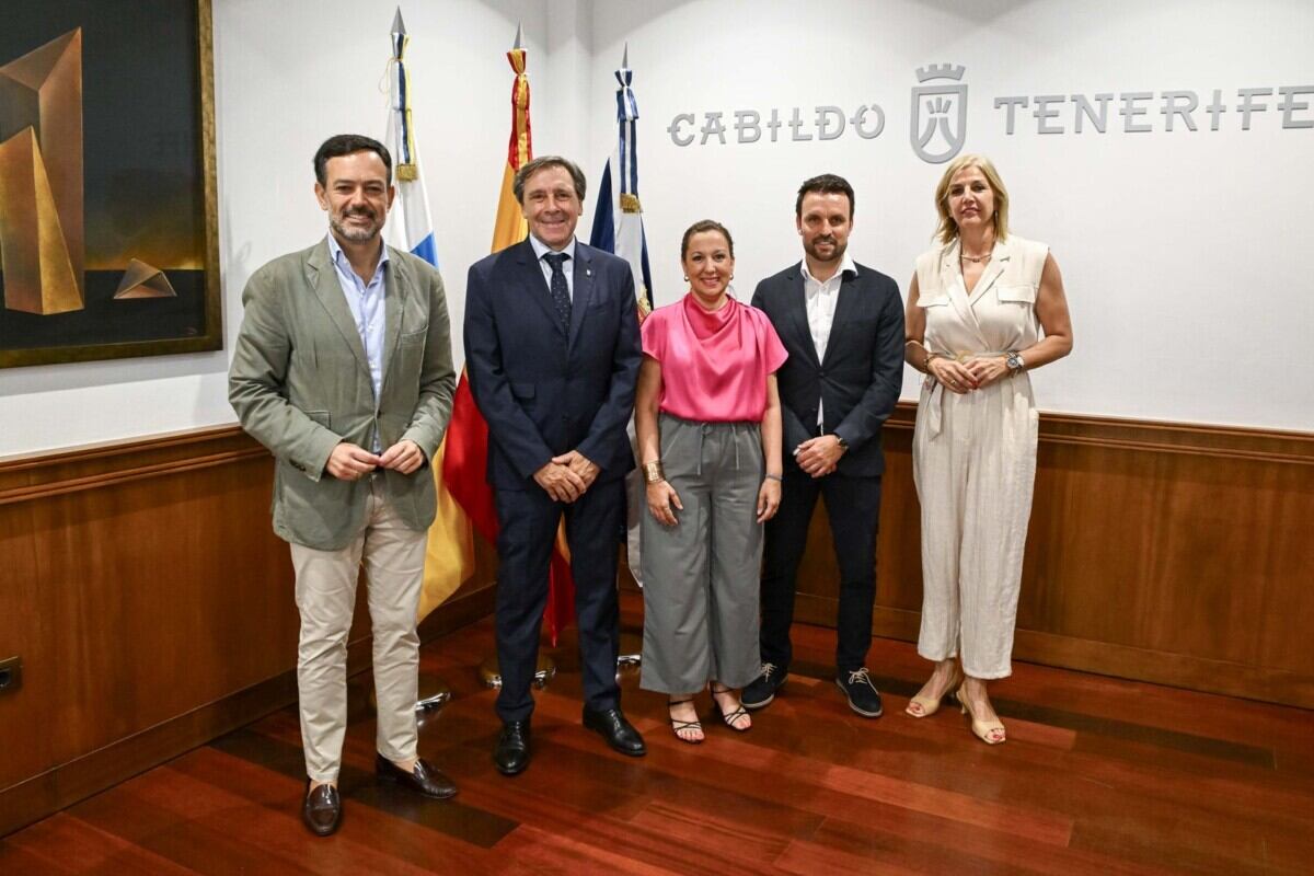 Felipe Miñambres y Ayoze García visitaron la semana pasada el Cabildo de Tenerife en la primera recepción oficial a Miñambres como presidente por parte de Rosa Dávila y Lope Afonso.