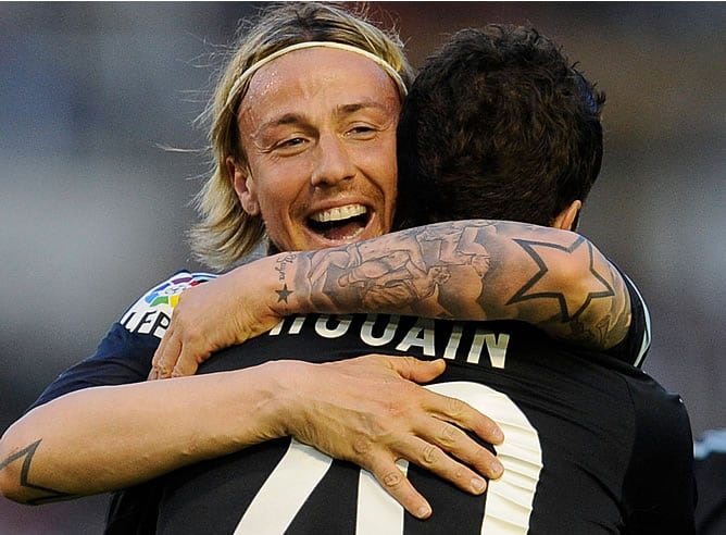 Guti celebra con Higuaín un gol del Real Madrid