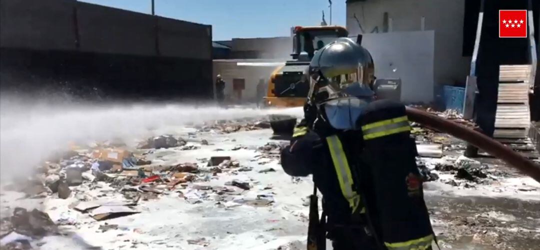 Bomberos de la Comunidad de Madrid han acudido a sofocar el fuego en el exterior de la nave industrial de Pinto.