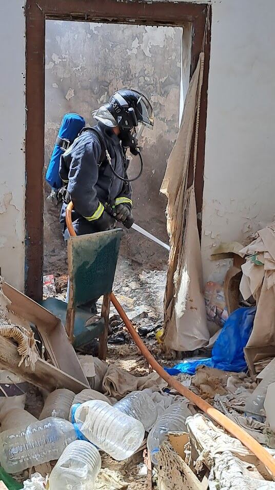 Bombero de Lanzarote extinguiendo un incendio en la calle Calderetas de San Bartolomé de Lanzarote.