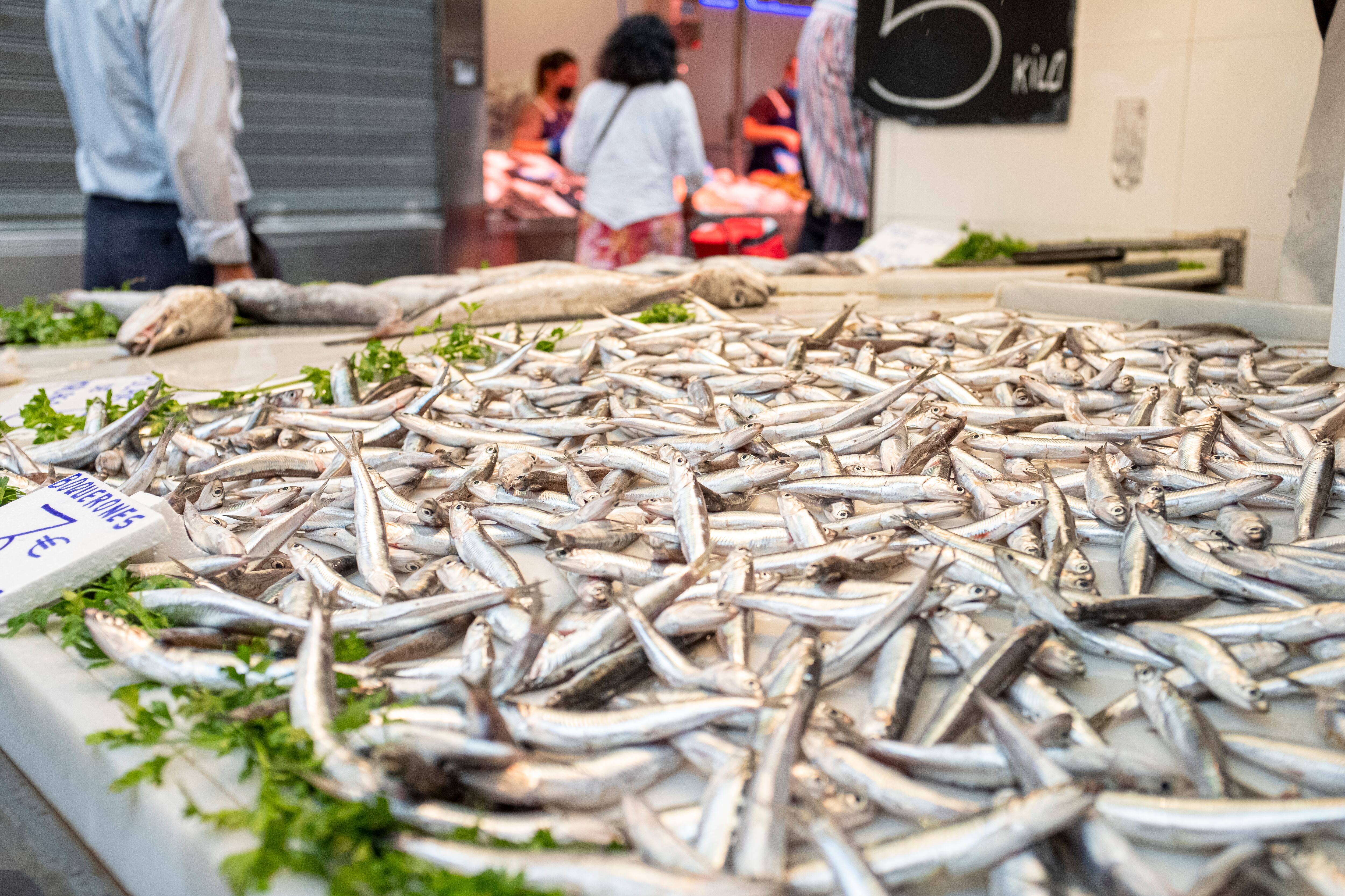 Boquerones de talla correcta en un mercado