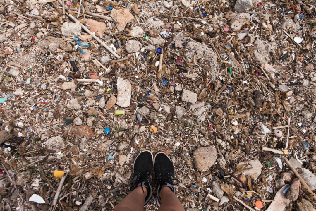La majoria de brutícia de les platges correspon a plàstics que retorna el mar.
