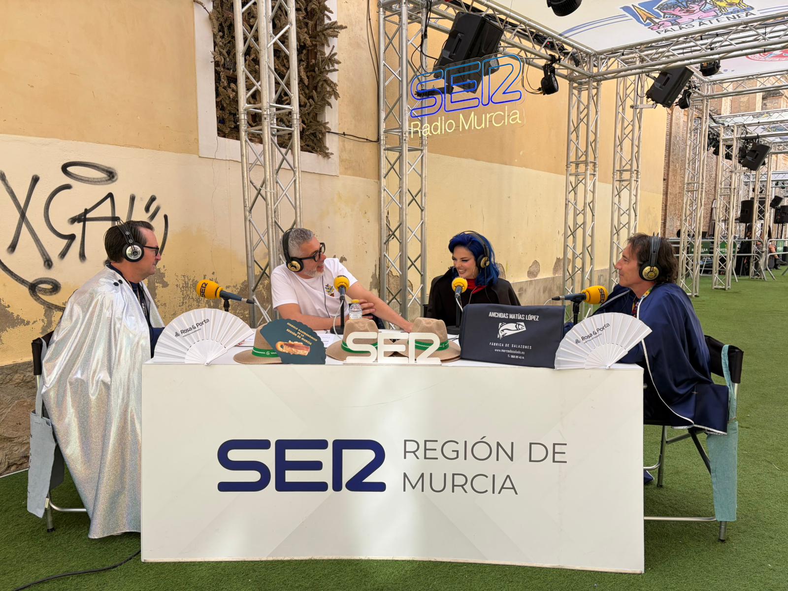 De izquierda a derecha, Javier Pujante, Gran Pez 2026; Paco Sánchez (Hoy por Hoy Murcia); Sita Abellán, Doña Sardina 2026, y Pablo Ruiz, presidente de la Agrupación Sardinera, en el Espacio Sardinero.