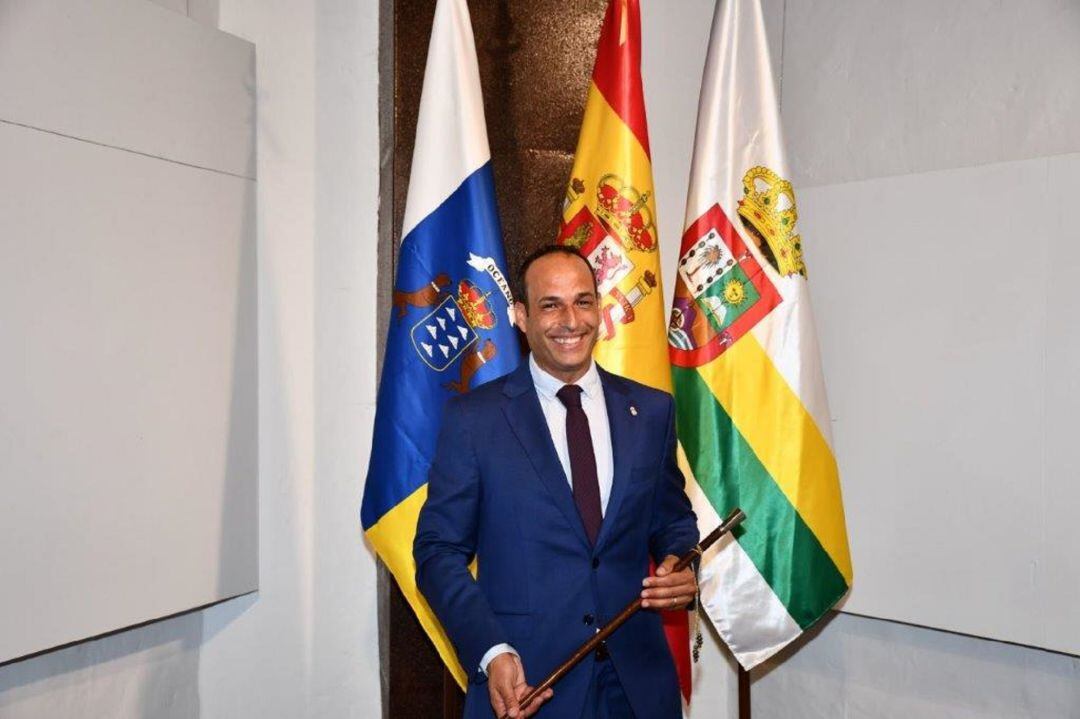 Alfredo Villalba con el bastón de mando, tras ser investido como nuevo alcalde de Haría.