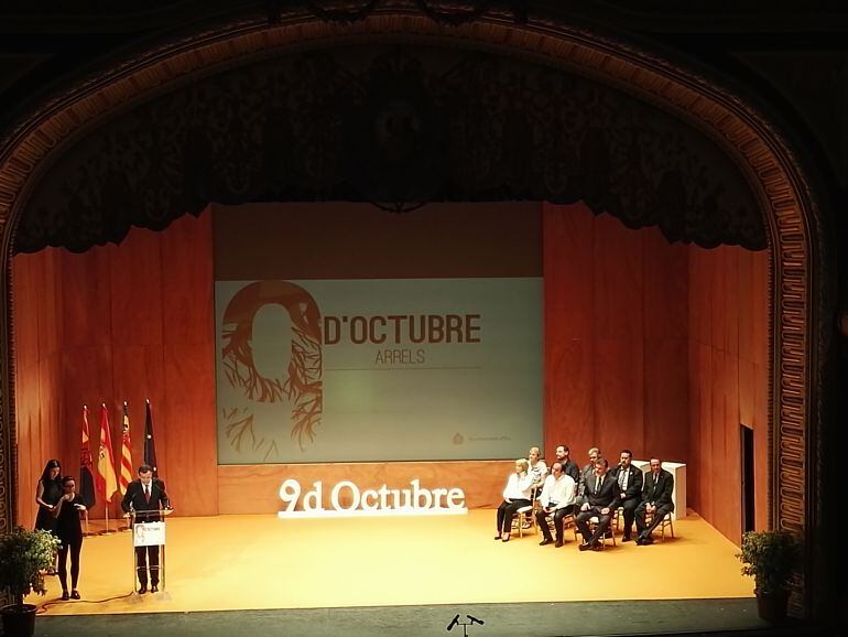 Momento del discurso del alcalde con los premiados en el escenario del Gran Teatro