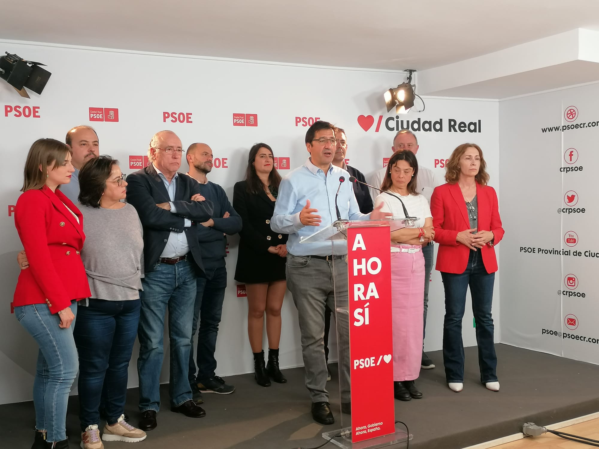 Jose Manuel Caballero, secretario provincial del PSOE durante la comparecencia tras conocerse los resultados electorales