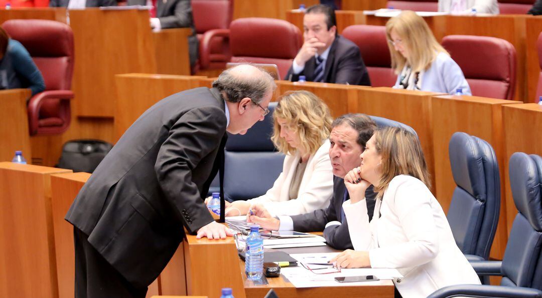 El presidente de la Junta conversa con el consejero de Sanidad y la consejera de Agricultura