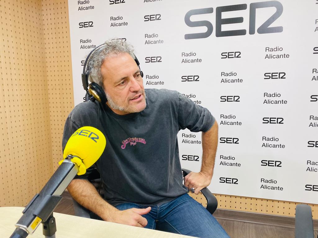 Carlos Tarque en los estudios de Radio Alicante SER.