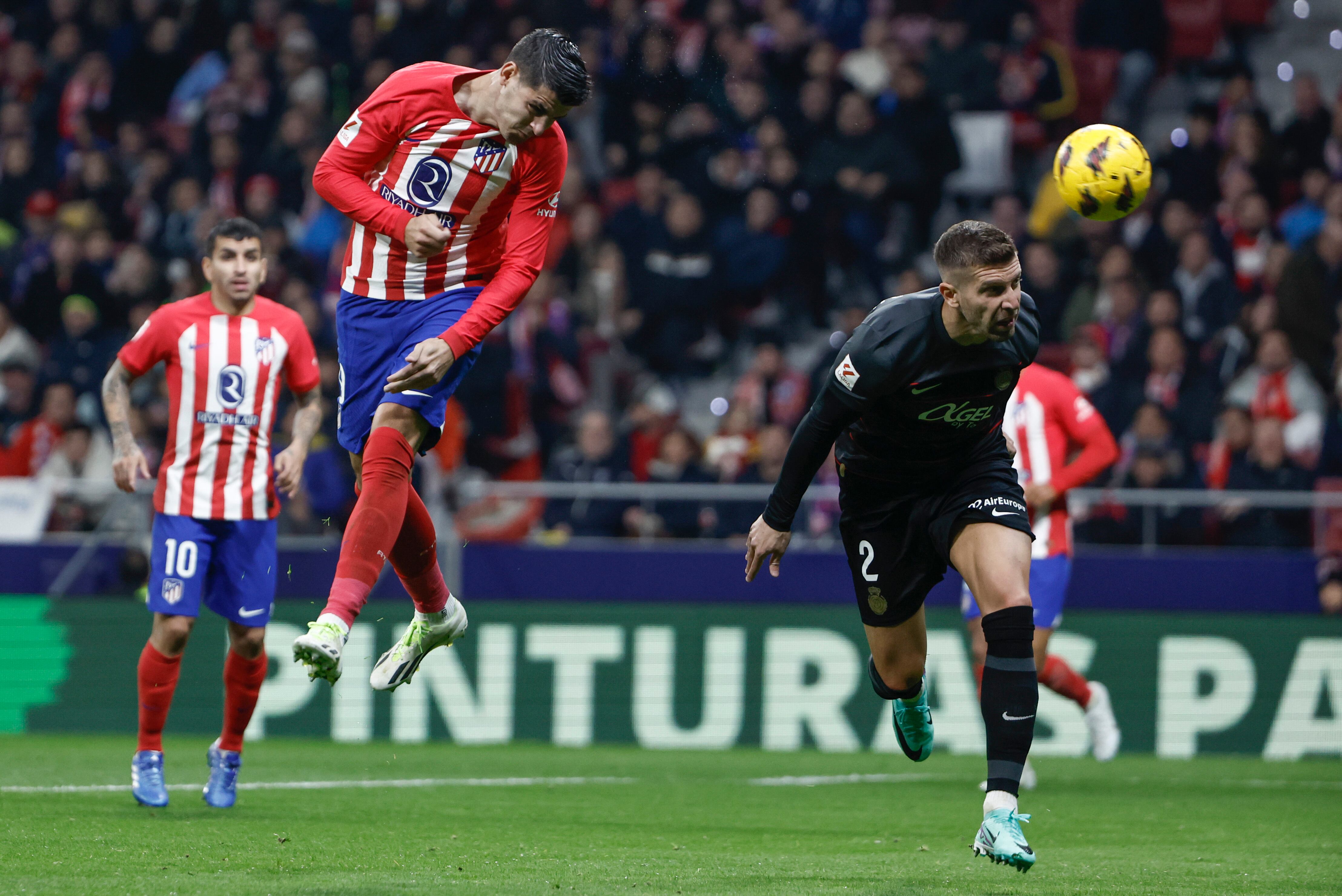 MADRID, 25/11/2023.- El delantero del Atlético de Madrid Álvaro Morata (i) disputa una posesión ante Matija Nastasic  defensa Serbio del RCD Mallorca durante el partido correspondiente a la jornada 14 de LaLiga que Atlético de Madrid y RCD Mallorca disputan hoy sábado en el estadio Metropolitano. EFE/ Sergio Pérez