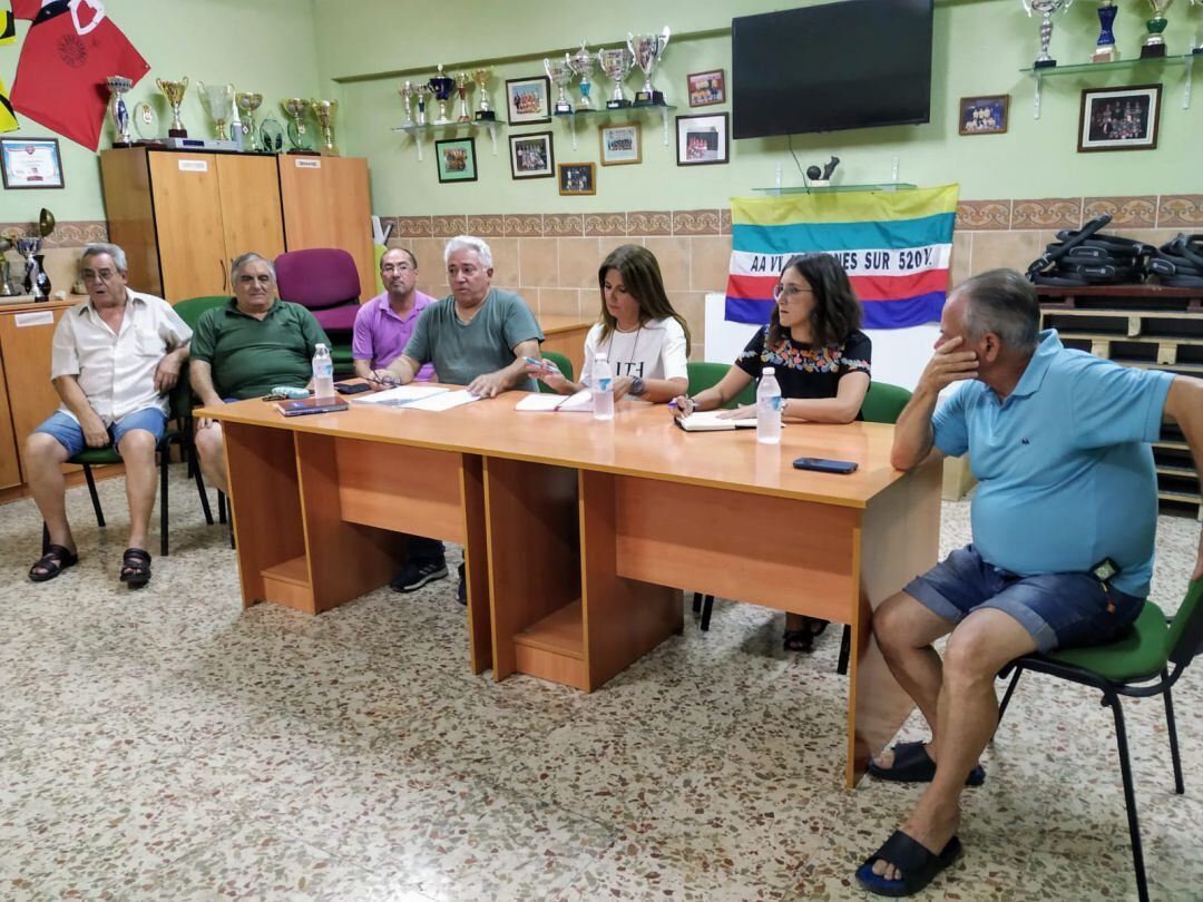 Directivos de "Arrayanes Sur", en una asamblea el pasado agosto con la presencia de las concejalas de Participación Ciudadana y Asuntos Sociales.