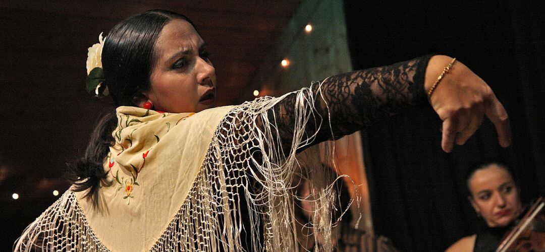 Sanse ‘baila flamenco’ y traslada el Siglo de Oro en un espectáculo muy femenino