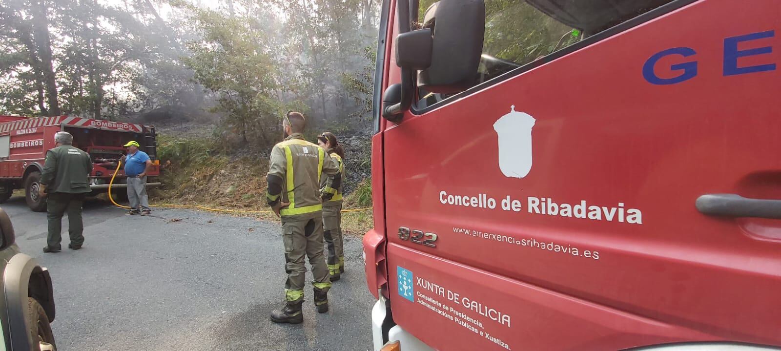 Os bombeiros do GES de Ribadavia traballando no lume da comarca