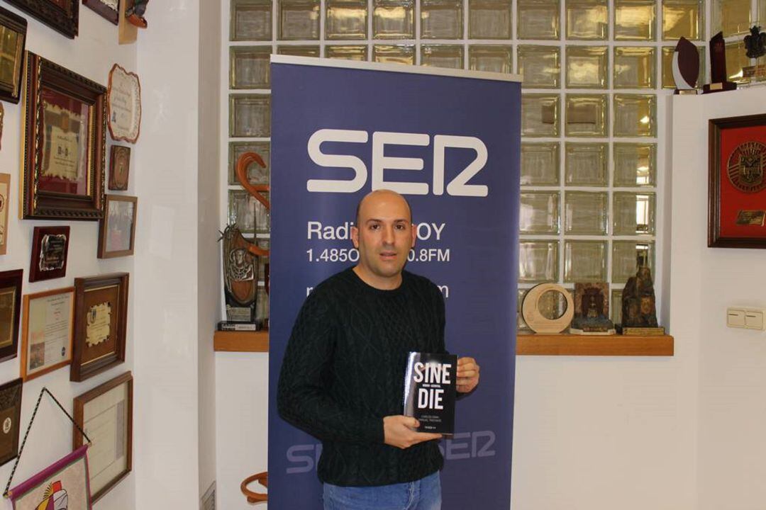 Carlos Gran en Radio Alcoy presentando Sine Die