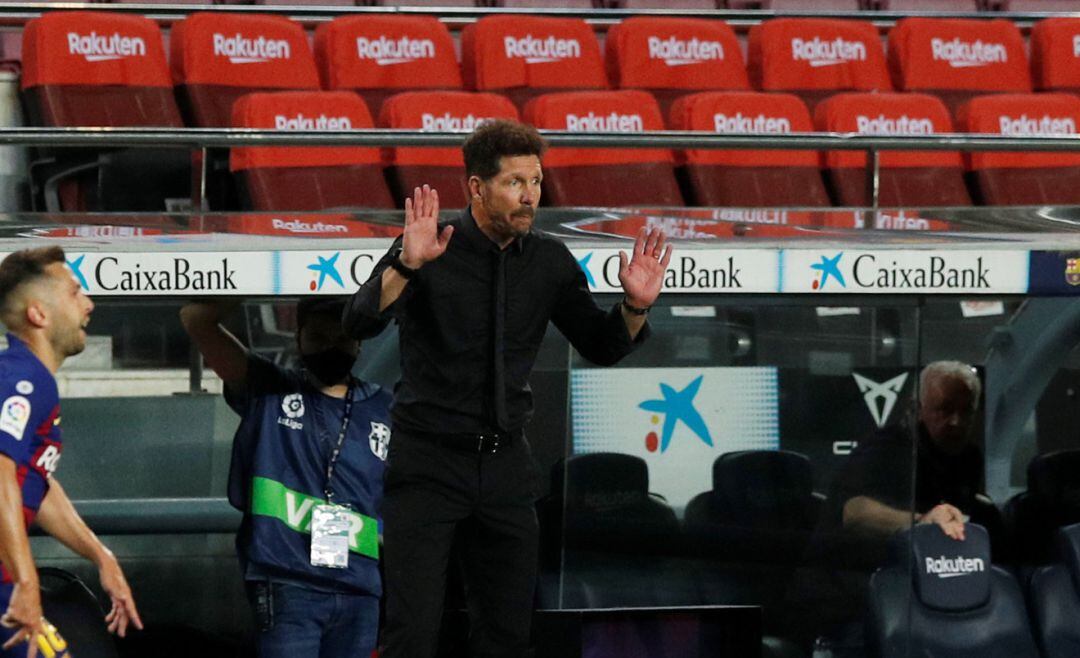 Simeone, durante el partido contra el Barcelona. 