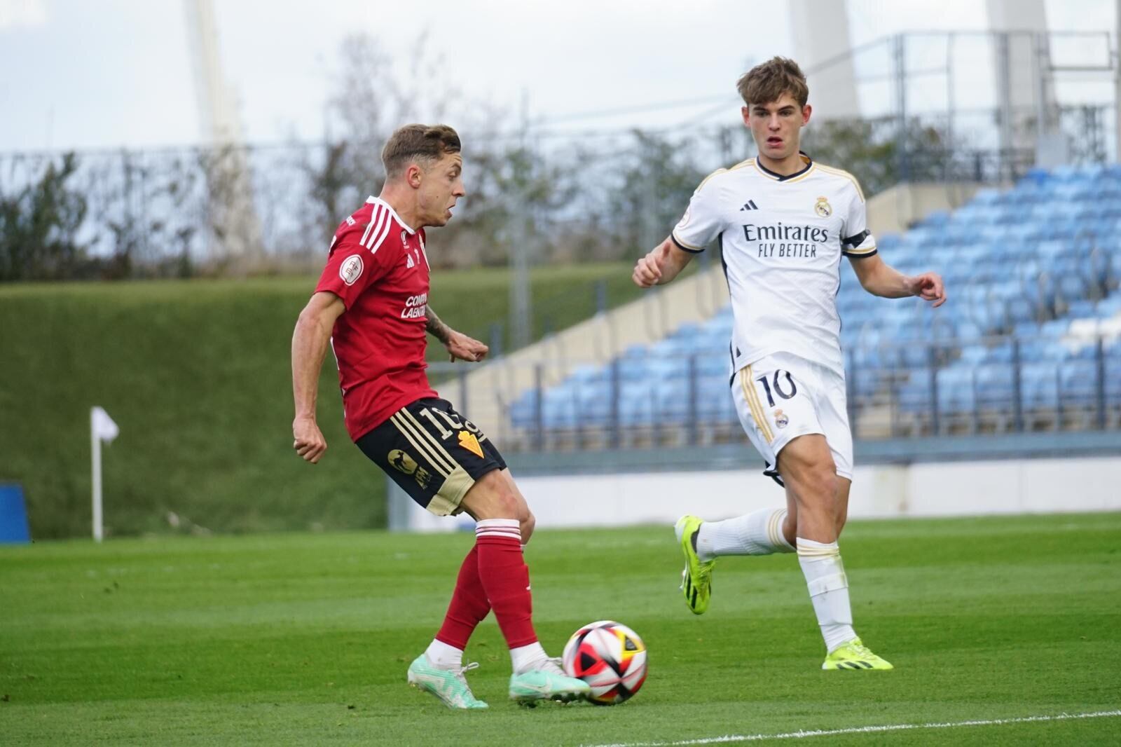 Loren Burón dispara ante el Real Madrid Castilla en Valdebebas. Febrero 2024