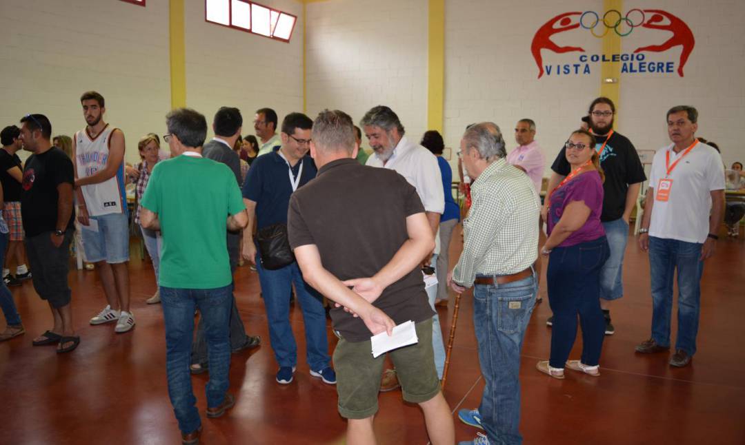 Electores esperan para votar en un colegio de  Sanlúcar