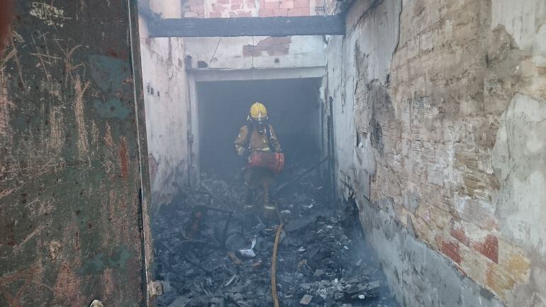 Un bombero en la zona del siniestro