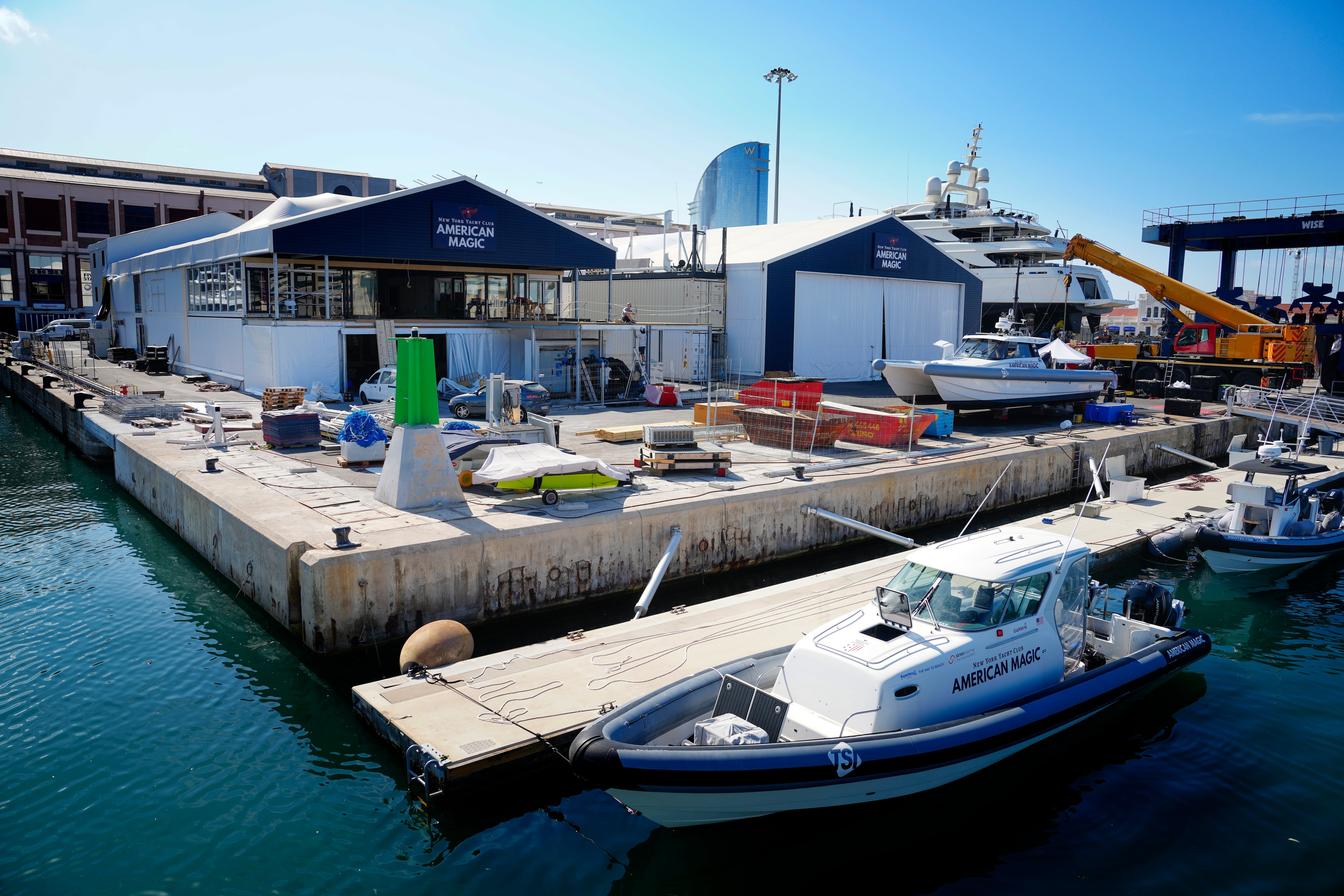 La base de l&#039;equip American Magic, en construcció, per la Copa Amèrica 2024 al Port de Barcelona