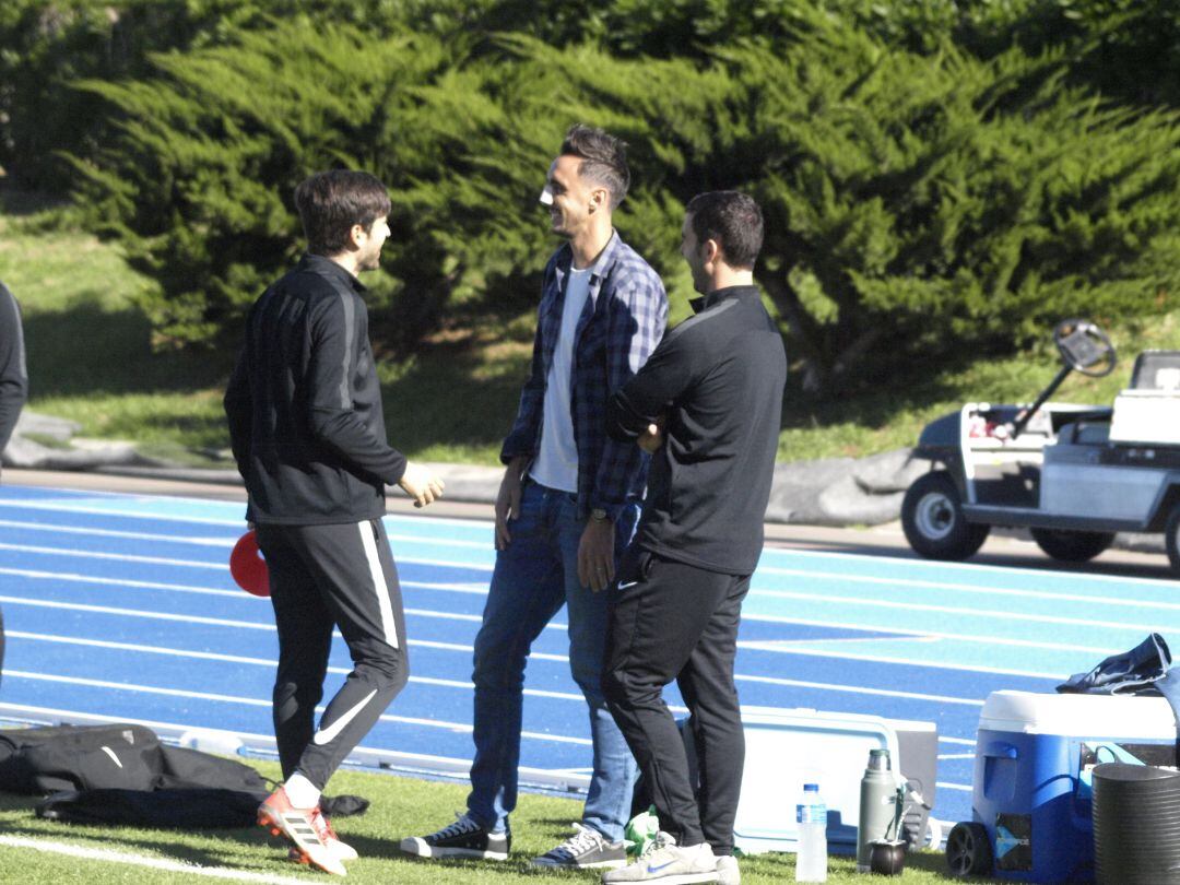 Caballero hablando con el cuerpo técnico rojiblanco.