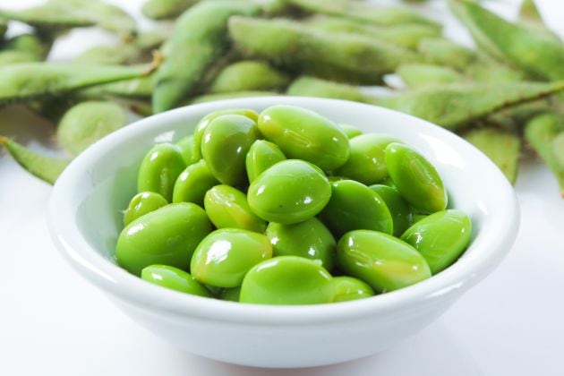 Del edamame, normalmente, se come solo lo de dentro.