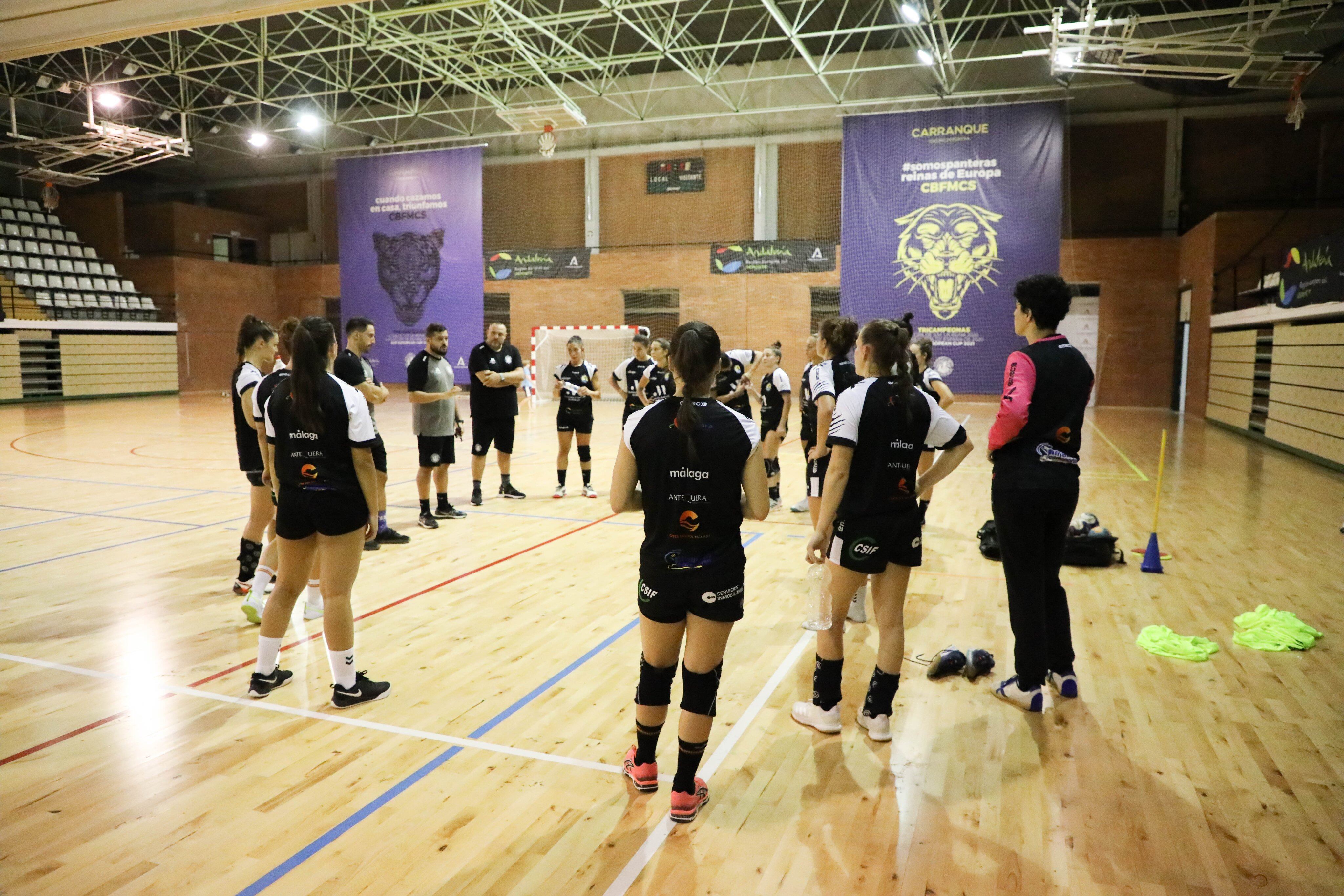 Las jugadoras del Costa del Sol Málaga entrenan en pretemporada