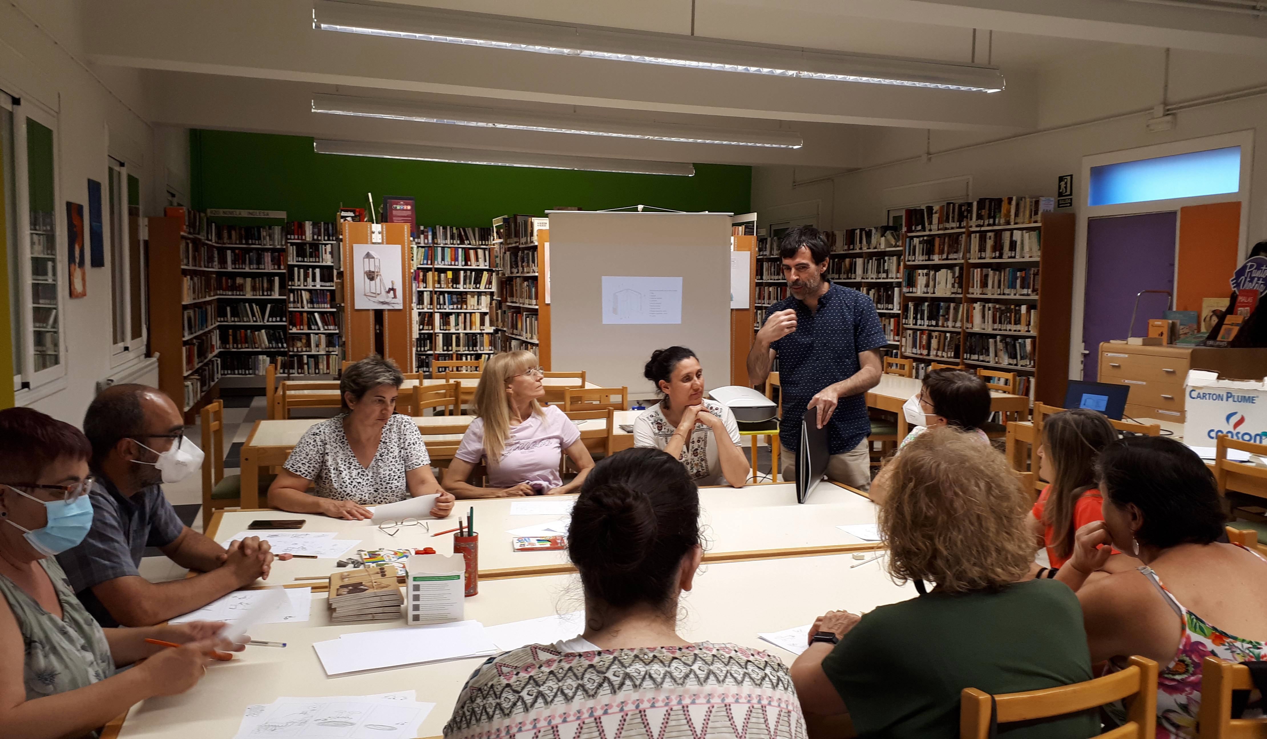 Entre las actividades destacan los talleres de llustración como el de la imagen que imparte Alberto Gamón