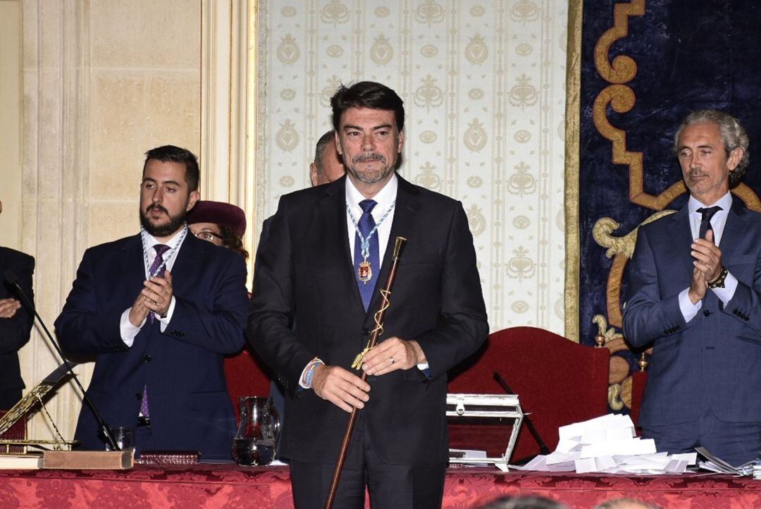 Luis Barcala con el bastón de mando tras ser investido como alcalde de Alicante