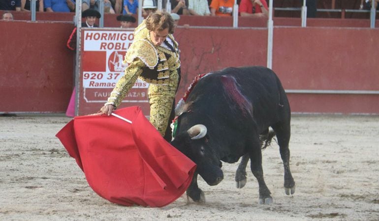 El torero subió a su página de Facebook esta fotografía de su última tarde como matador de toros en la plaza de Navalcán (Toledo)