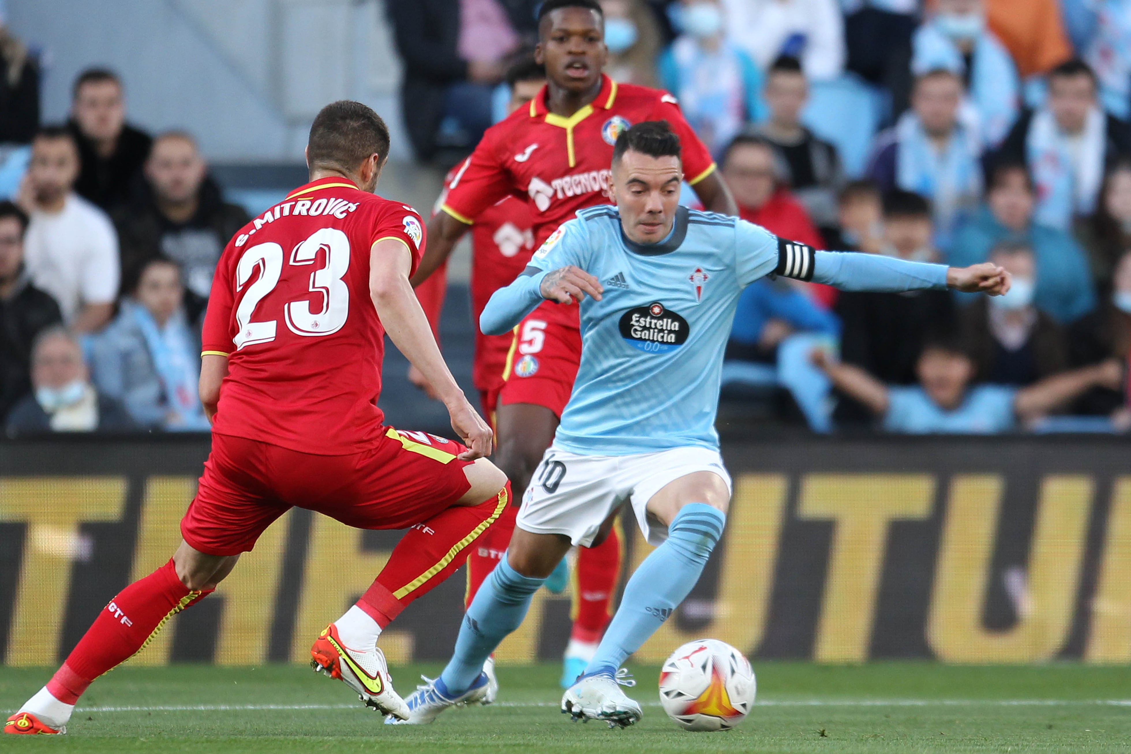 VIGO, 20/04/2022.- El delantero del Celta de Vigo Iago Aspas (d) pugna por un balón con el serbio Stefan Mitrovic, del Getafe CF, durante el partido correspondiente a la jornada 33 de LaLiga entre el Celta de Vigo y el Getafe CF, este miércoles en el estadio de Balaídos, en Vigo. EFE / Salvador Sas
