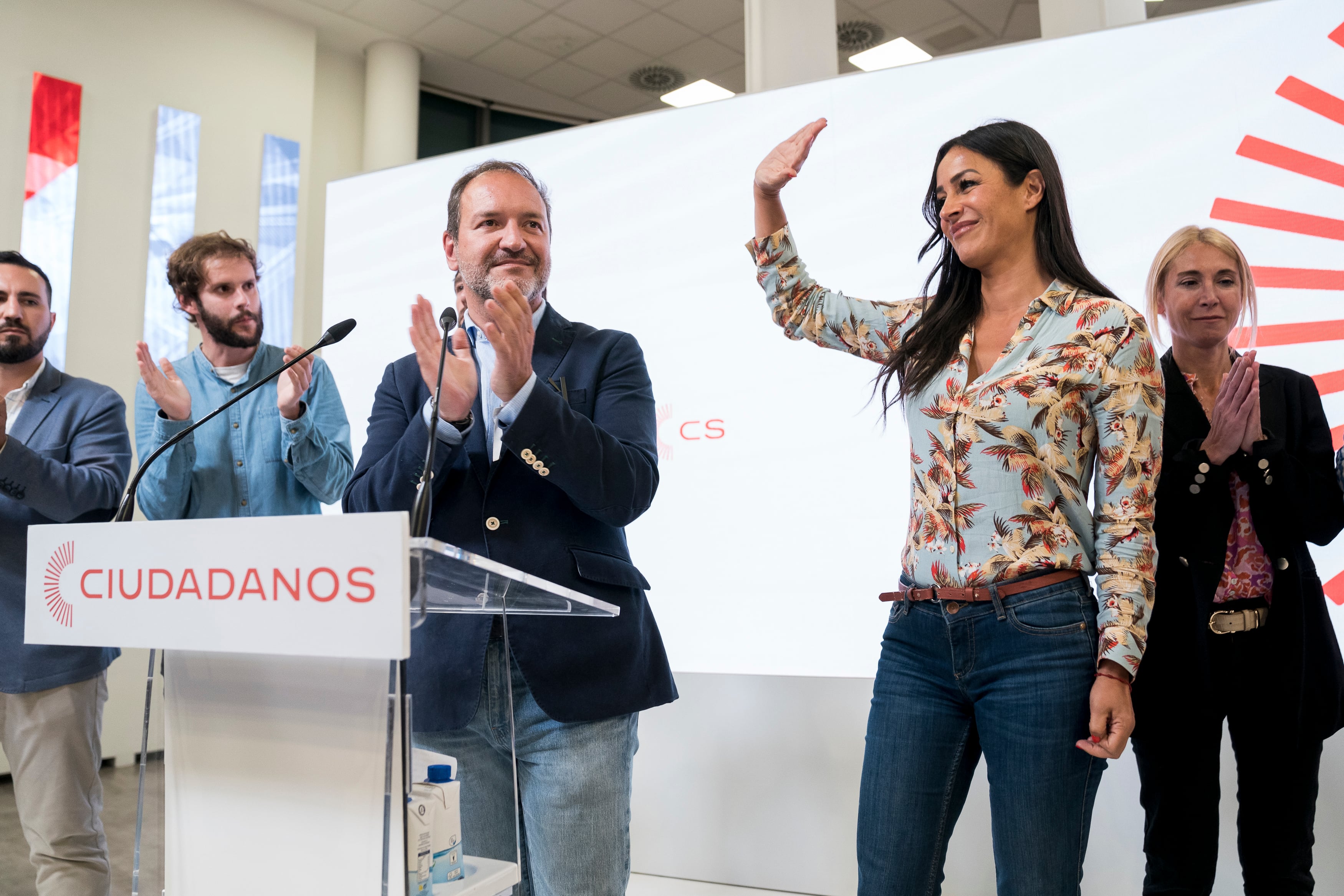 Mariano Fuentes junto a Begoña Villacís en un nacto de cara a las elecciones municipales del 28 de mayo en el Ayuntamiento de Madrid