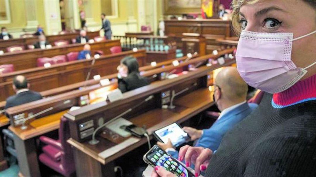 La diputada socialista Naira Alemán capturada por el fotógrafo Rafa Avero en el último Pleno del Parlamento de Canarias