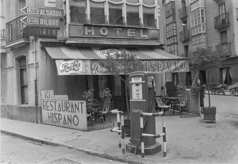 La vieja gasolinera de la callle Ortiz de Zárate junto al restaurante Hispano en 1960