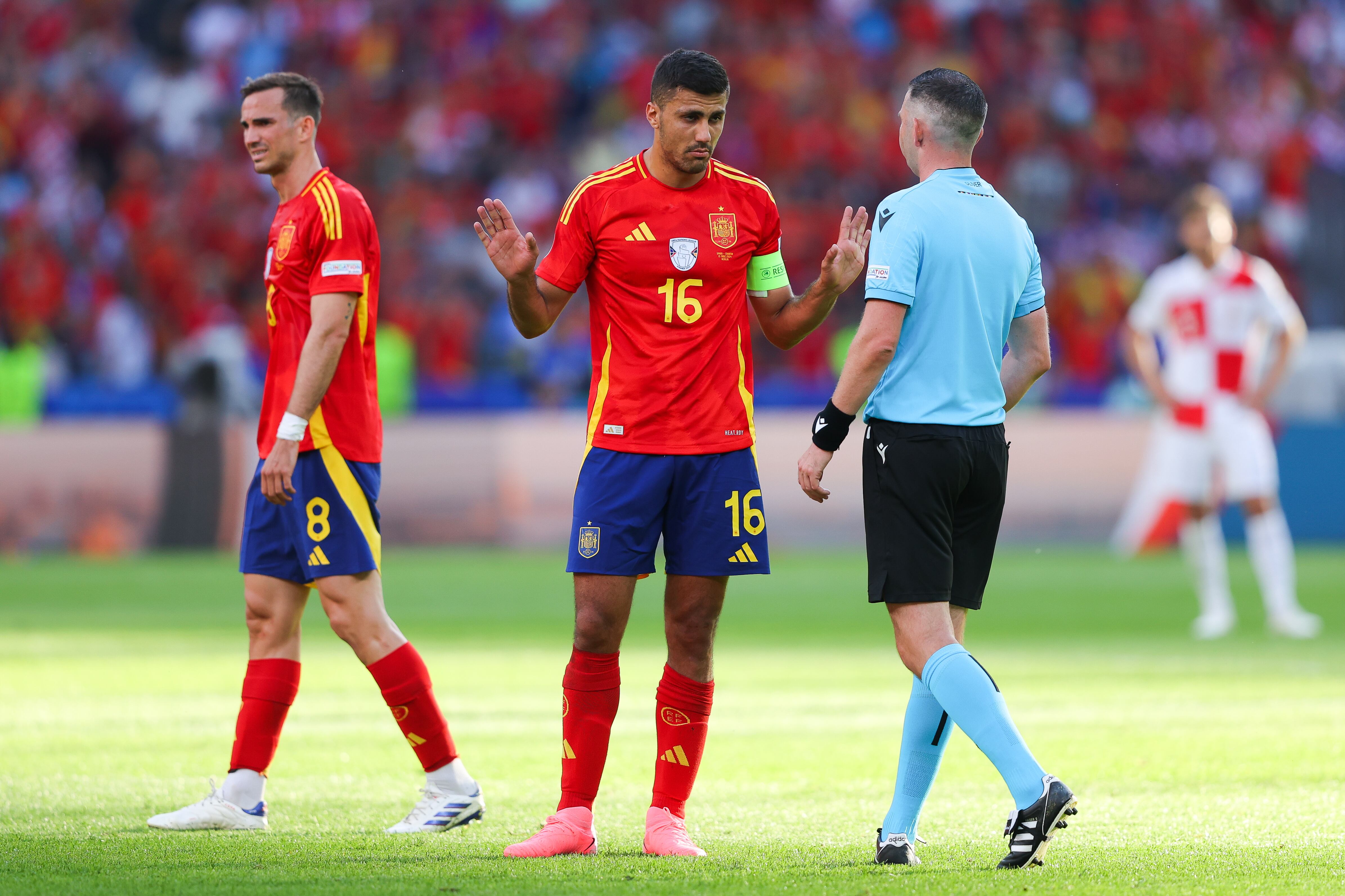 Rodri Hernández se dirige al árbitro del España - Croacia como capitán