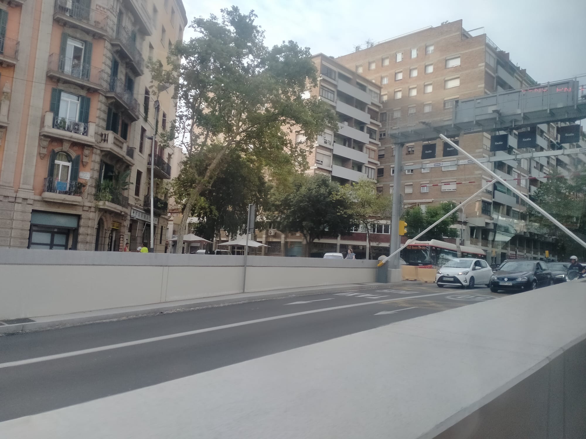 Un element de la passarel·la del carrer Bilbao corria risc de caure sobre els vehicles que hi circulaven