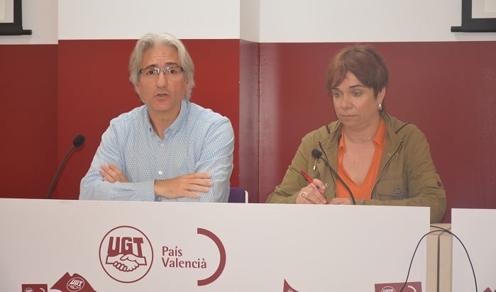 Tino Calero, a la izquierda de la imagen, en la presentación de las actividades del 1 de mayo de 2023